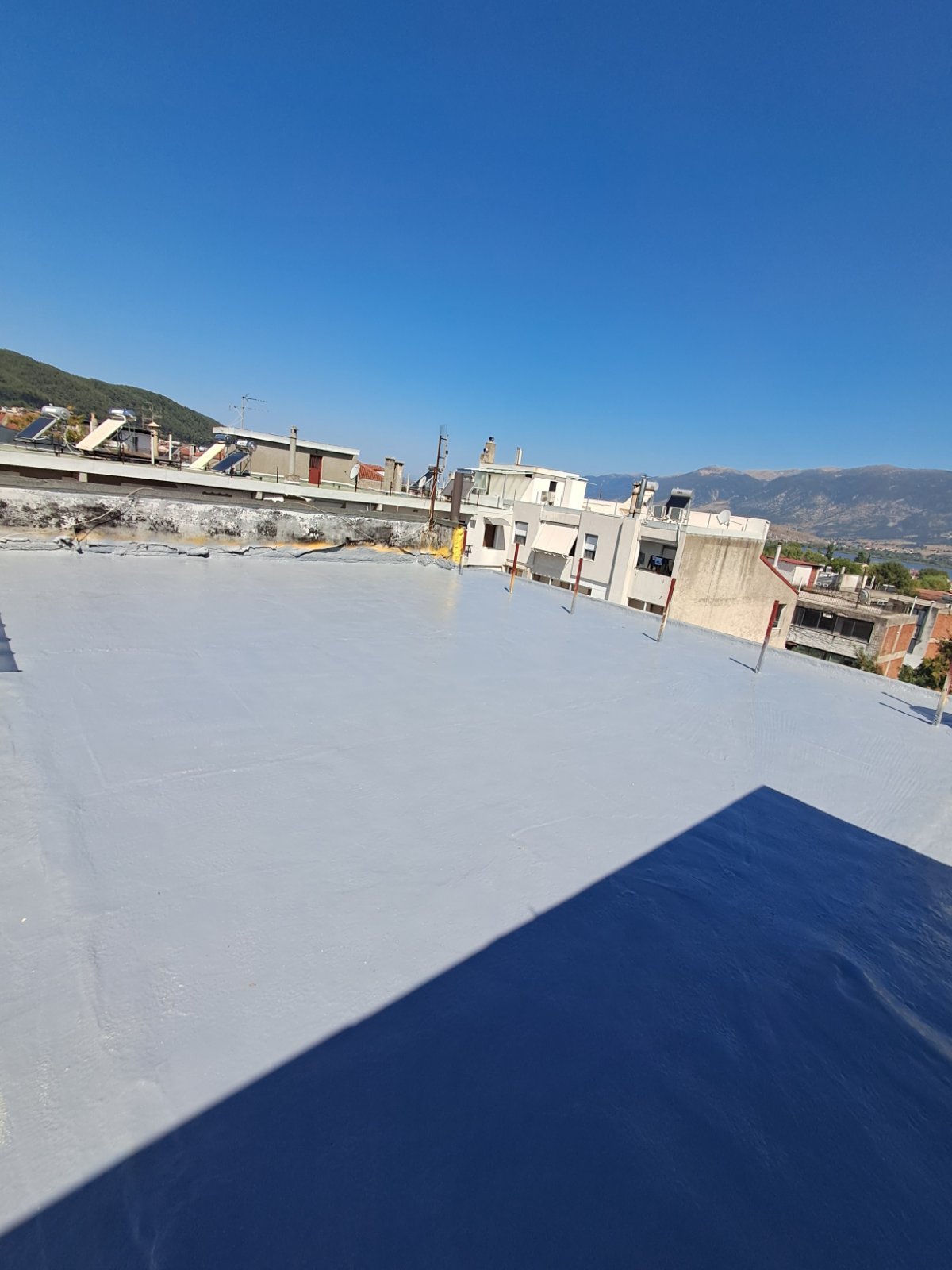 Ταράτσα κατοικίας με λευκή πολυουρία ψεκασμού, Ιωάννινα