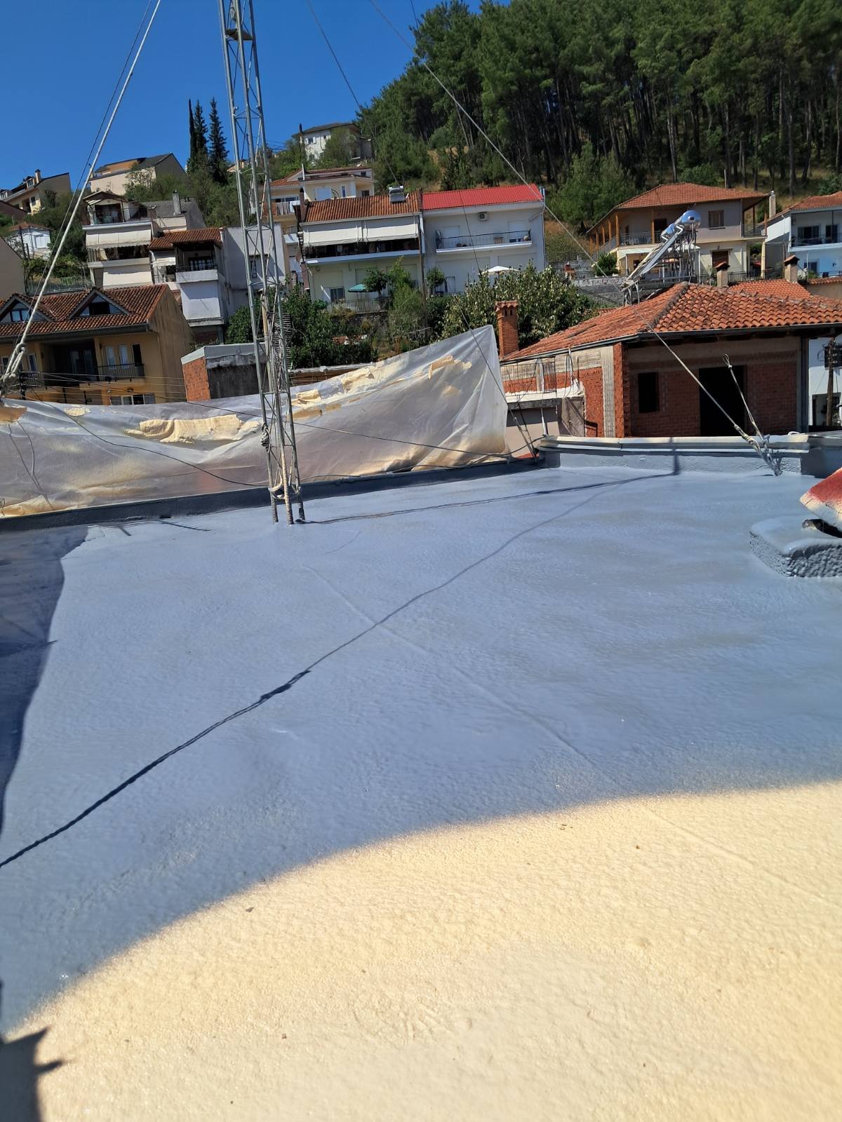Αφρός πολυουρεθάνης ψεκασμού σε ταράτσα πριν την επίστρωση πολυουρίας