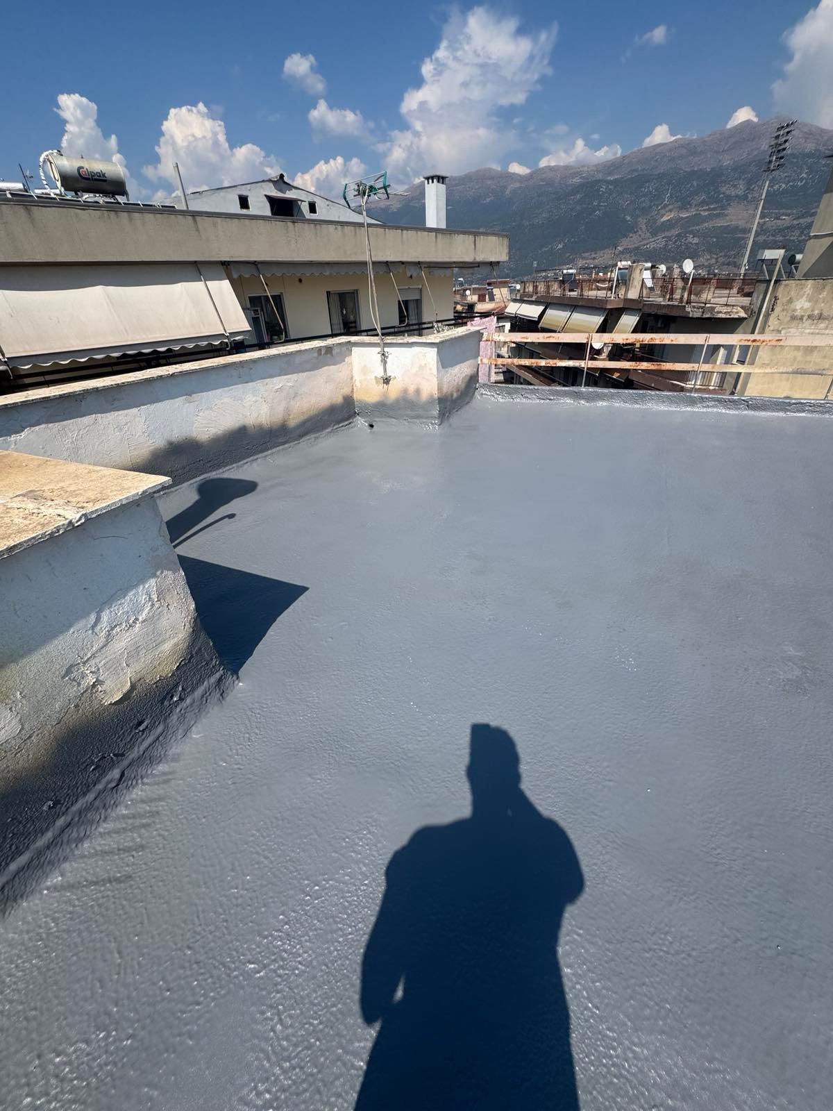Στεγανοποιημένη ταράτσα με πολυουρία ψεκασμού και επένδυση στηθαίων, Ιωάννινα